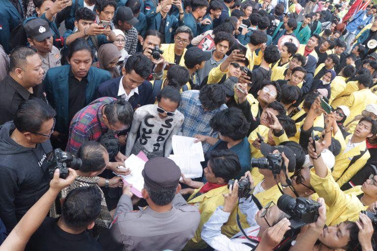 Ratusan Mahasiswa Gelar Aksi di Gerbang Gedung Berlian