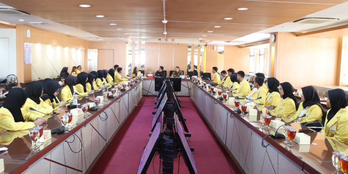 Puluhan Mahasiswa Unnes Gelar Tur ke Gedung Berlian