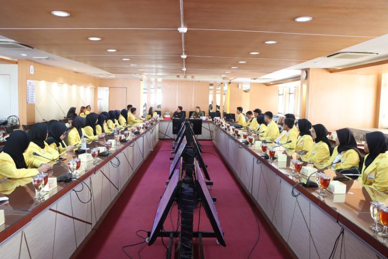 Puluhan Mahasiswa Unnes Gelar Tur ke Gedung Berlian