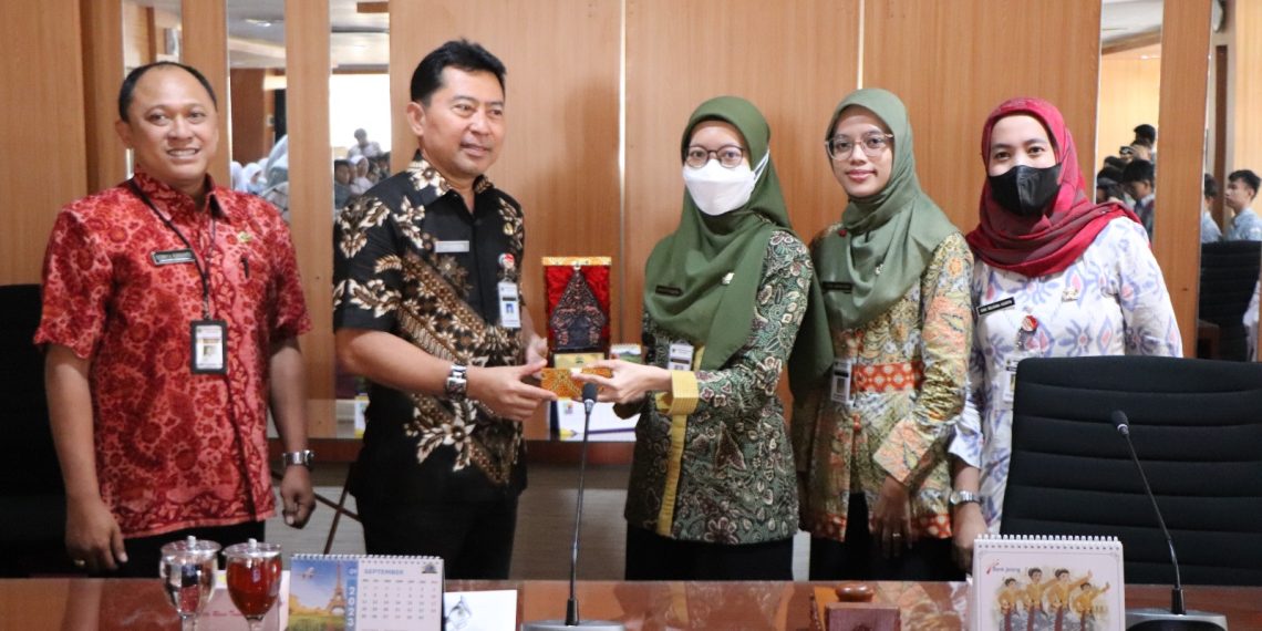 Puluhan Siswa SMA 5 Sambangi Gedung Berlian