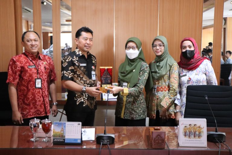 Puluhan Siswa SMA 5 Sambangi Gedung Berlian