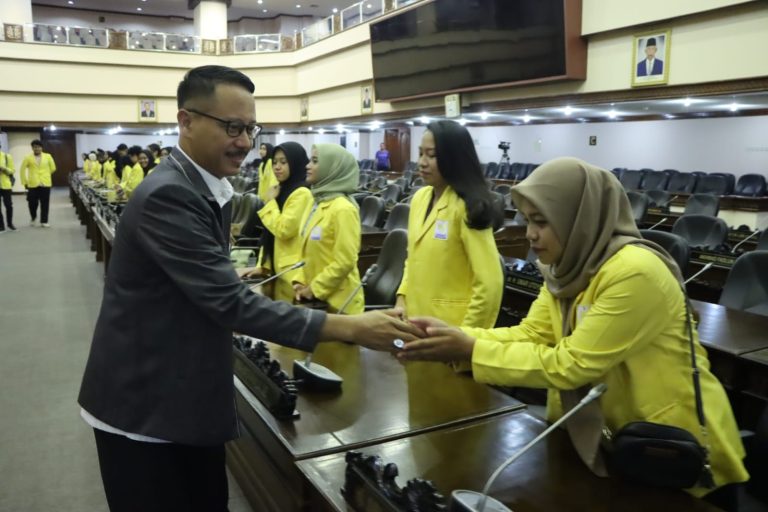 Mahasiswa Unnes Belajar Jadi Legislator di Gedung Berlian