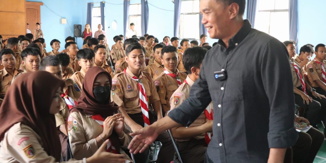WAKIL RAKYAT MENGAJAR: Dorong Kaum Muda Pahami Pendidikan Politik