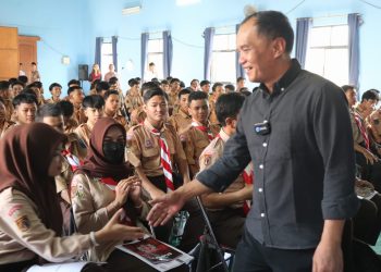 WAKIL RAKYAT MENGAJAR: Dorong Kaum Muda Pahami Pendidikan Politik