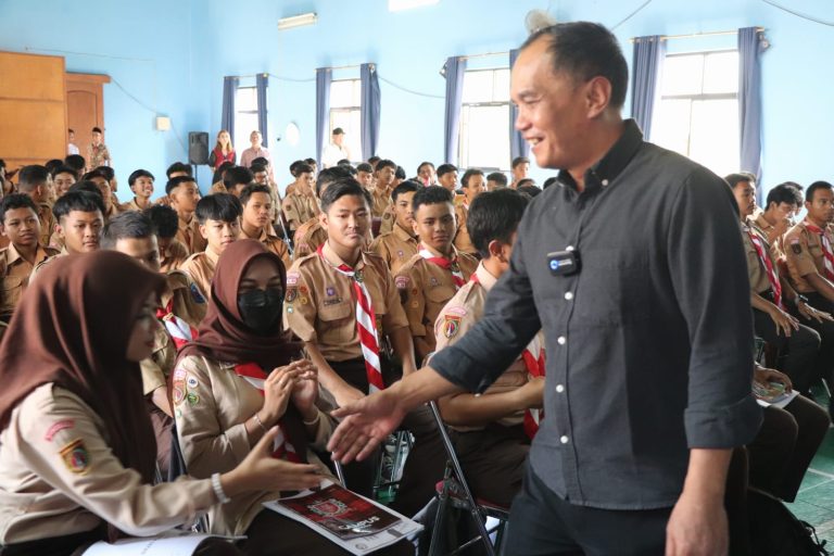 WAKIL RAKYAT MENGAJAR: Dorong Kaum Muda Pahami Pendidikan Politik