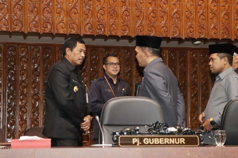RAPAT PARIPURNA: Tanggapan Gubernur atas PU Fraksi terhadap Raperda APBD 2024