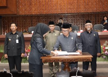 RAPAT PARIPURNA: Persetujuan Raperda APBD Jateng 2024