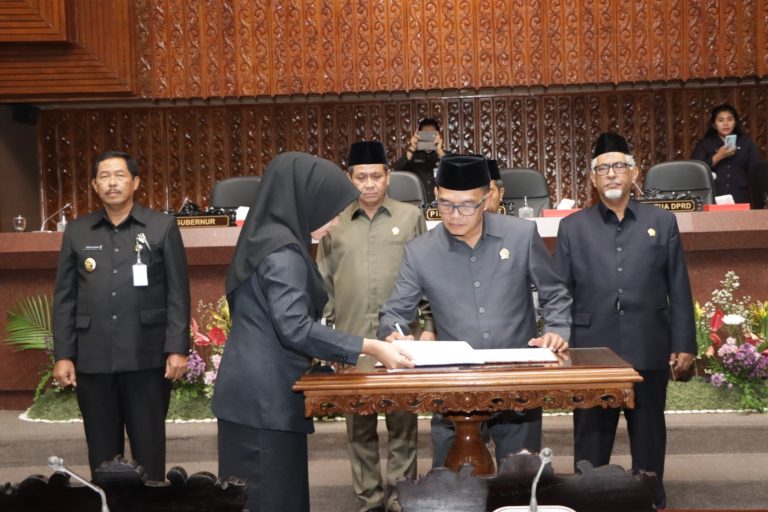 RAPAT PARIPURNA: Persetujuan Raperda APBD Jateng 2024