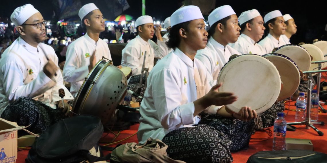 MEDIA TRADISIONAL: Gelar Seni Hadrah di Lapangan Desa Menganti 