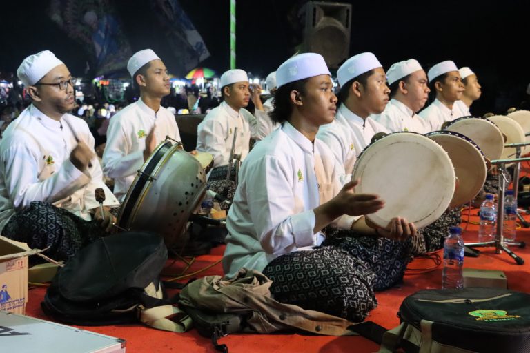 MEDIA TRADISIONAL: Gelar Seni Hadrah di Lapangan Desa Menganti 