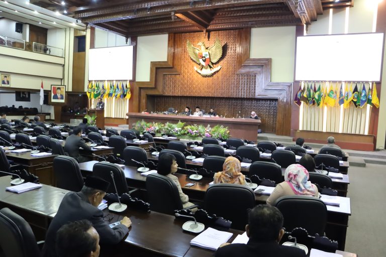 RAPAT PARIPURNA: Laporan Bapemperda tentang Propemperda