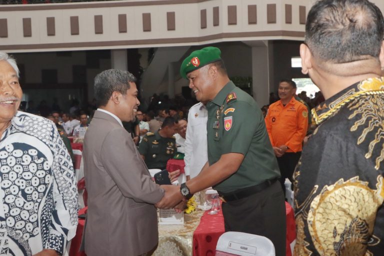 Ferry Wawan Hadiri Pisah Sambut Pangdam IV Diponegoro