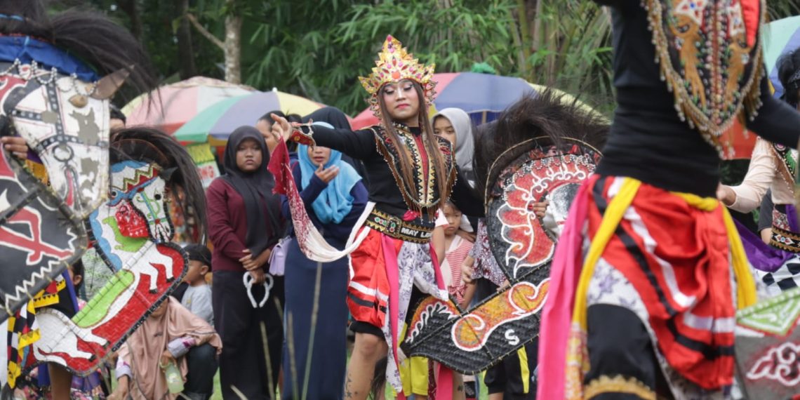 MEDIA TRADISIONAL: Semarakkan Bobotsari Purbalingga dengan Kesenian Ebeg