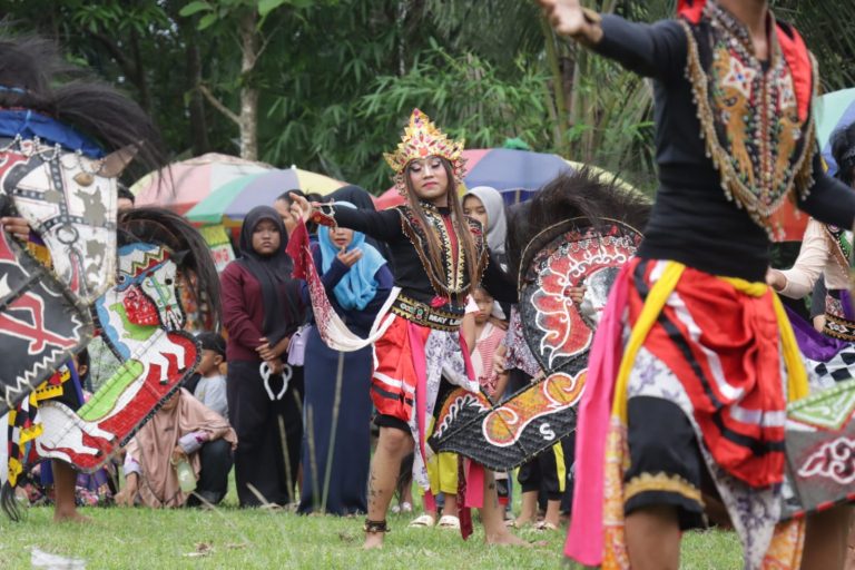 MEDIA TRADISIONAL: Semarakkan Bobotsari Purbalingga dengan Kesenian Ebeg