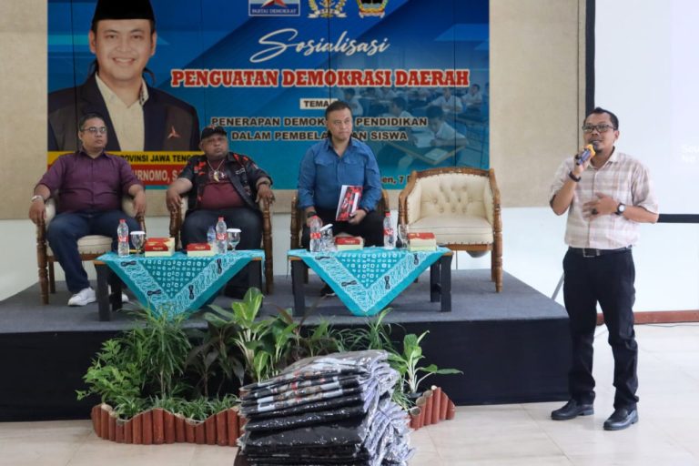 PENGUATAN DEMOKRASI DAERAH: Perlunya Penerapan Demokrasi Pendidikan dalam Pembelajaran