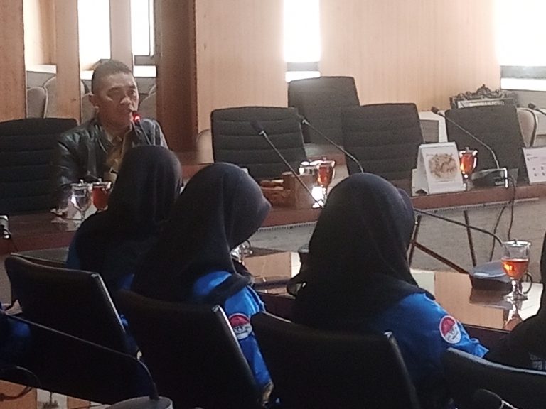 Pelajari Legislatif, MIPA Unnes Sambangi Gedung Berlian