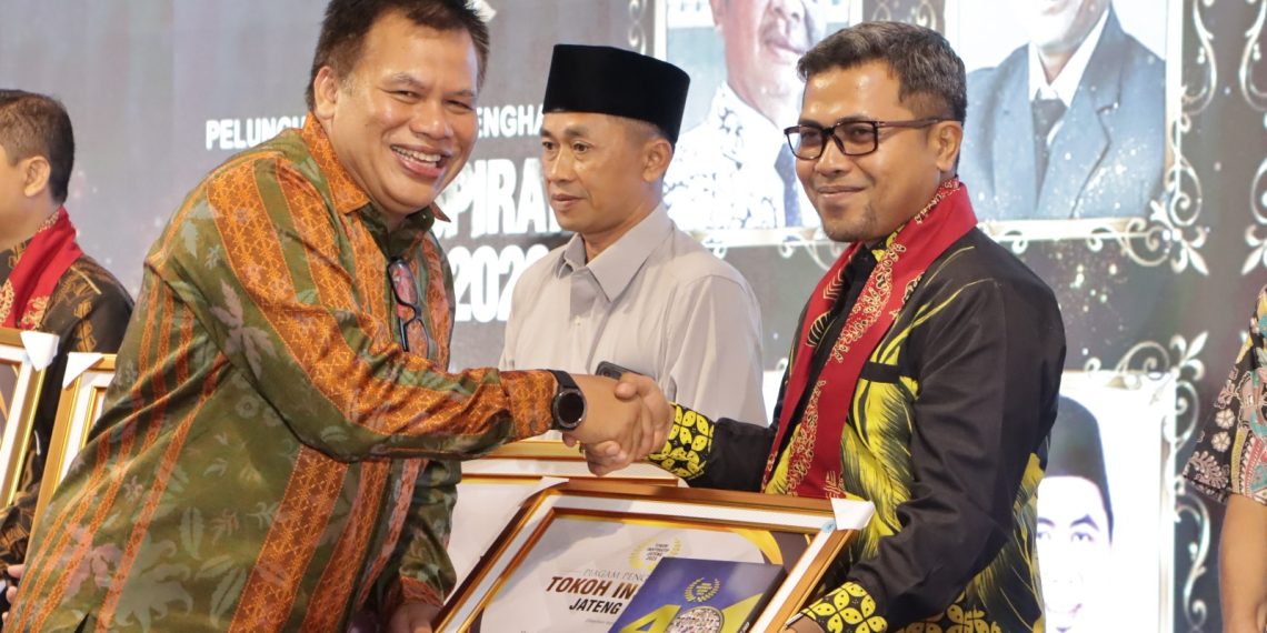 Ferry Terima Penghargaan Tokoh Inspiratif Jateng 2023