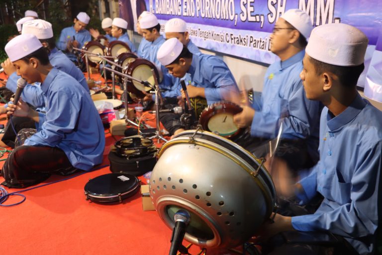 MEDIA TRADISIONAL: Pertebal Keimanan melalui Kesenian Hadrah