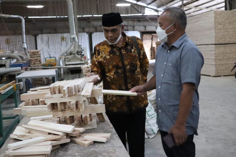 Limbah Kayu Jadi Usaha Potensi Masyarakat