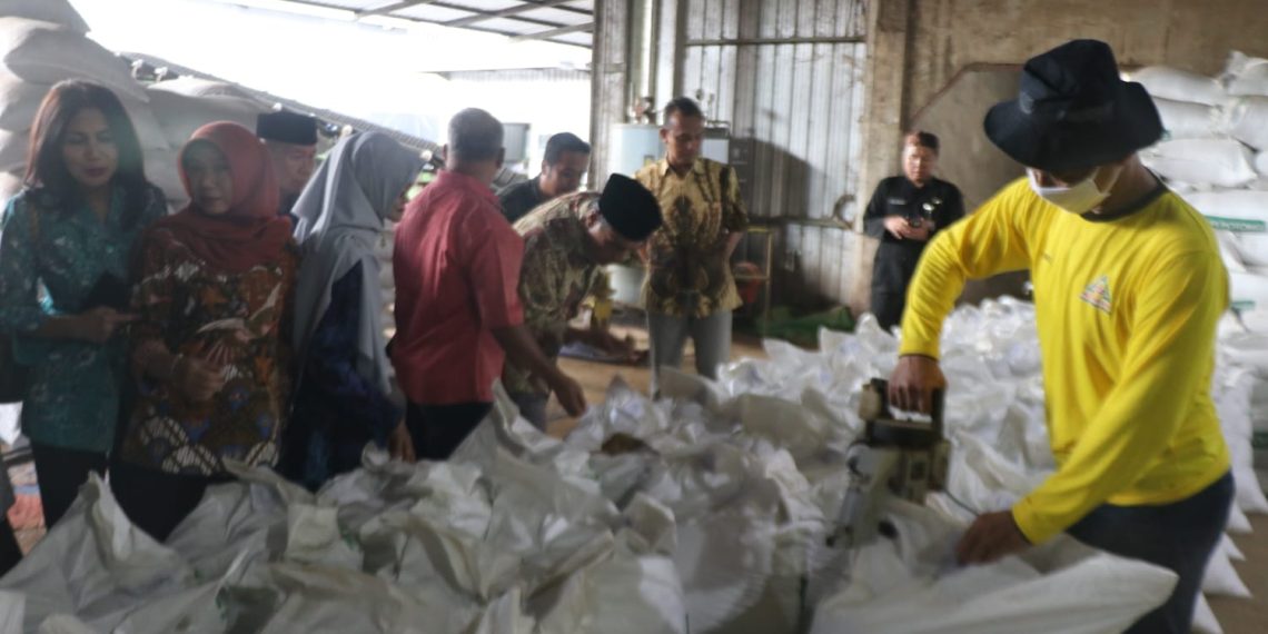 Komisi B Melihat Produksi Pakan Konsentrat ‘Nutrifeed’ di Ceper