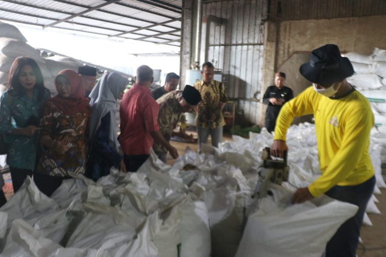 Komisi B Melihat Produksi Pakan Konsentrat ‘Nutrifeed’ di Ceper