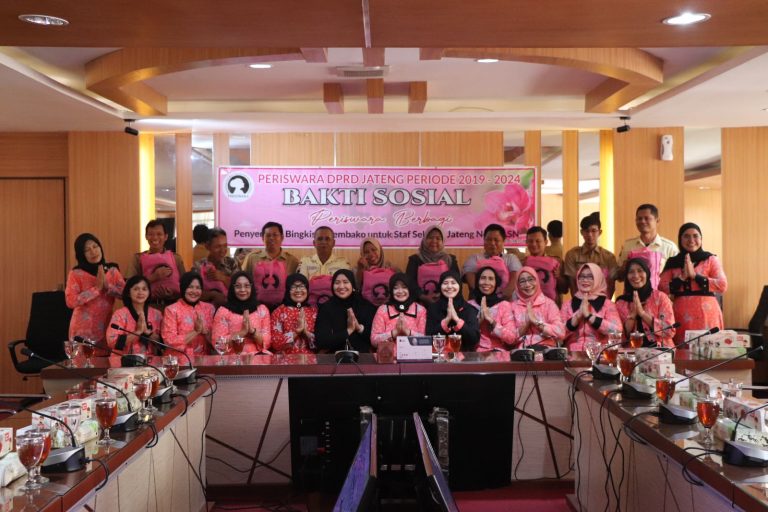 Kerja Sat Set, Periswara Bagikan 220 Paket Sembako