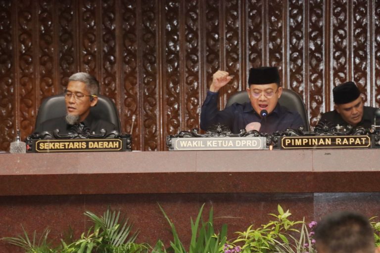 RAPAT PARIPURNA: Raperda Koperasi-UMKM