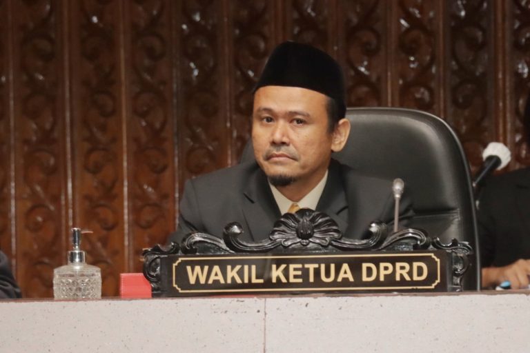 RAPAT PARIPURNA: Hadi Santoso Resmi Menjabat Wakil Ketua DPRD