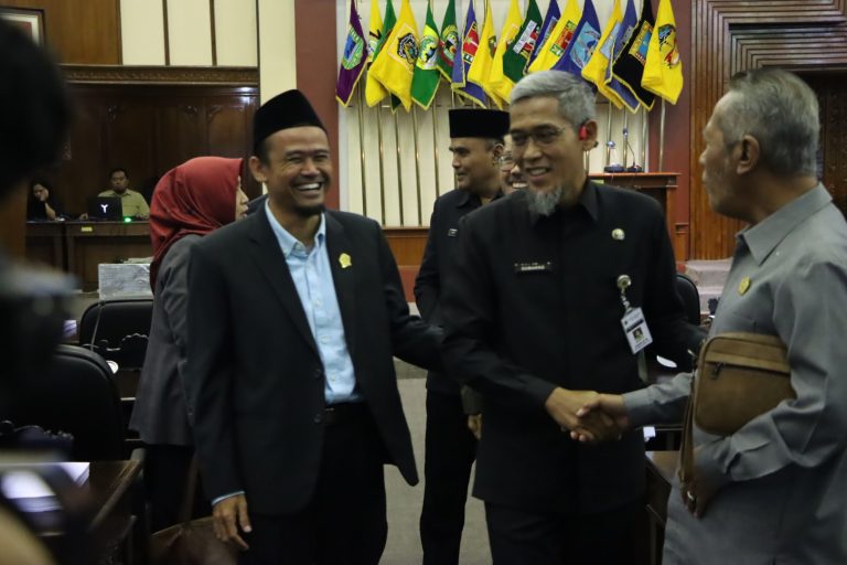 RAPAT PARIPURNA: Laporan Pengusul, Penetapan, & Pendapat Akhir Gubernur terhadap Raperda-raperda