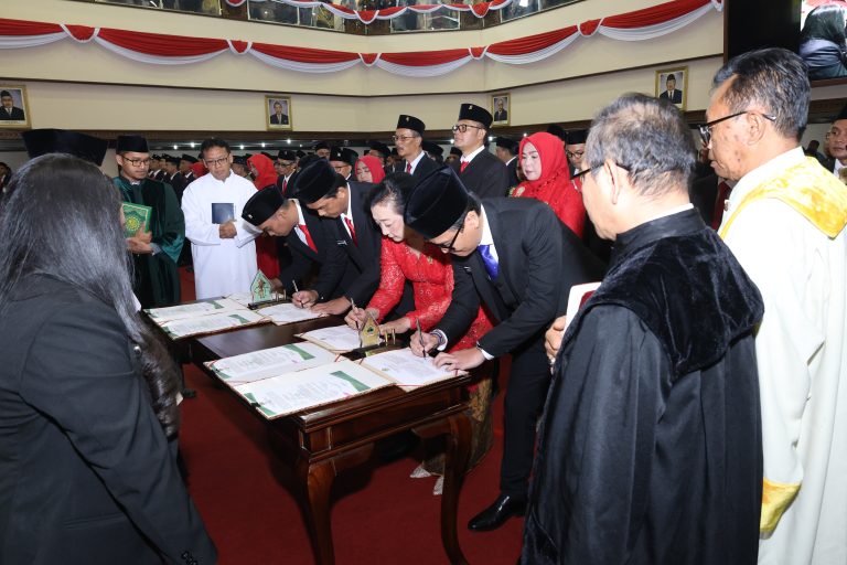 RAPAT PARIPURNA: Pengambilan Sumpah/ Janji 120 Anggota DPRD Jateng 2024-2029