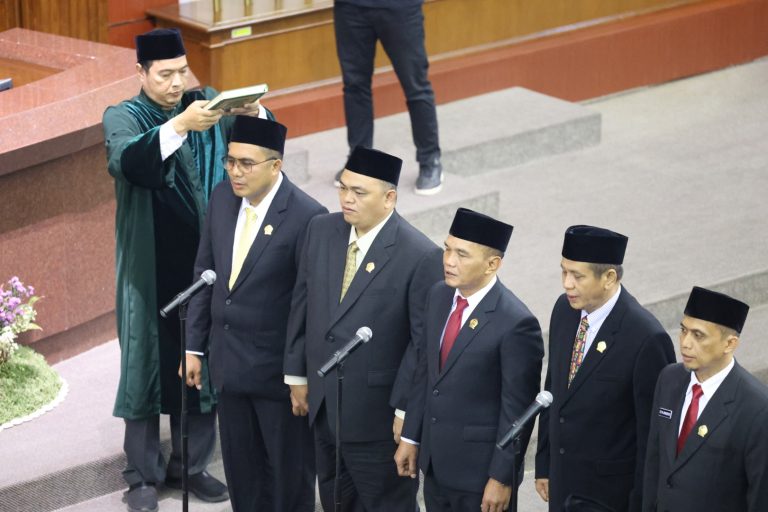 RAPAT PARIPURNA: Pengucapan Sumpah Pimpinan DPRD & Pembentukan Pimpinan Komisi