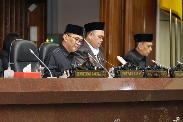 RAPAT PARIPURNA: Persetujuan Penetapan Raperda Perpustakaan
