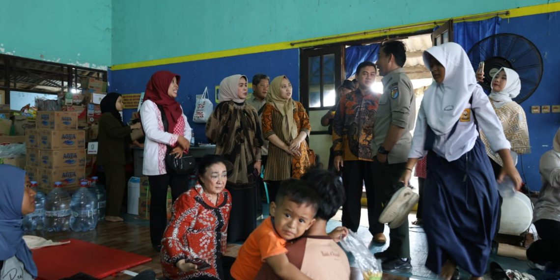 Temui Pengungsi, Komisi E Salurkan Bantuan untuk Korban Banjir