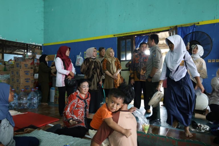 Temui Pengungsi, Komisi E Salurkan Bantuan untuk Korban Banjir