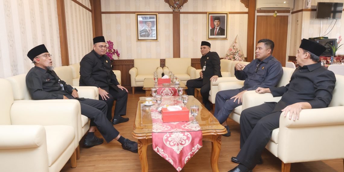 RAPAT PARIPURNA: Penjelasan Raperda Kearsipan, Raperda Kepariwisataan, & Raperda Trantibum Linmas