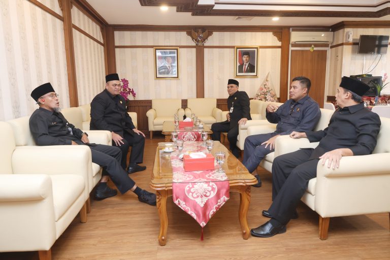 RAPAT PARIPURNA: Penjelasan Raperda Kearsipan, Raperda Kepariwisataan, & Raperda Trantibum Linmas