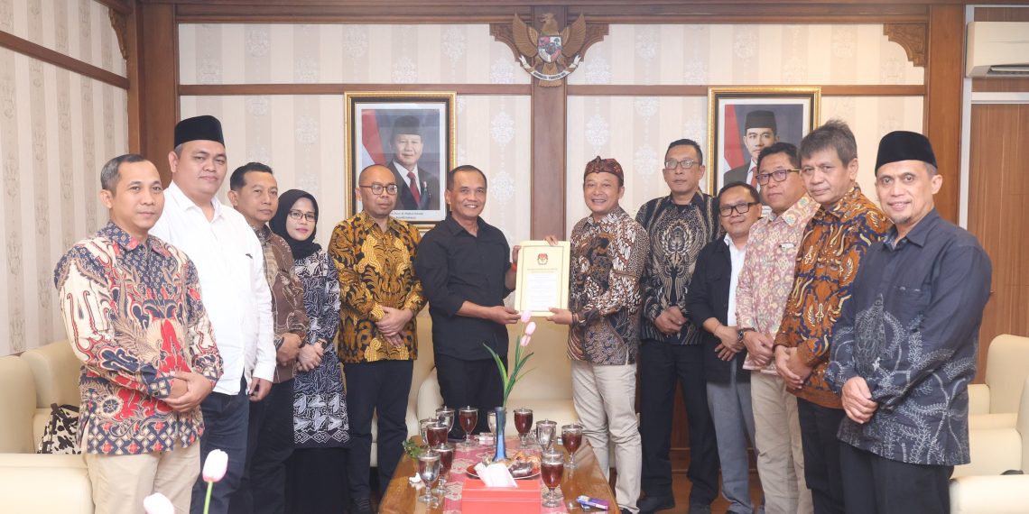 DPRD Terima Hasil Pleno KPU Penetapan Ahmad Luthfi-Taj Yasin