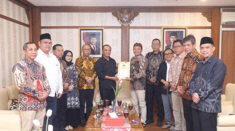 DPRD Terima Hasil Pleno KPU Penetapan Ahmad Luthfi-Taj Yasin