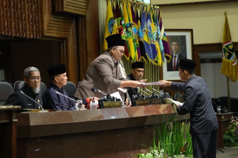 RAPAT PARIPURNA: Raperda BPR Syariah & Raperda Kemiskinan
