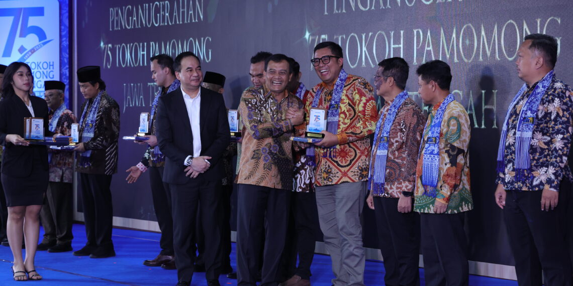 Tiga Anggota DPRD Terima Anugerah “Tokoh Pamomong”