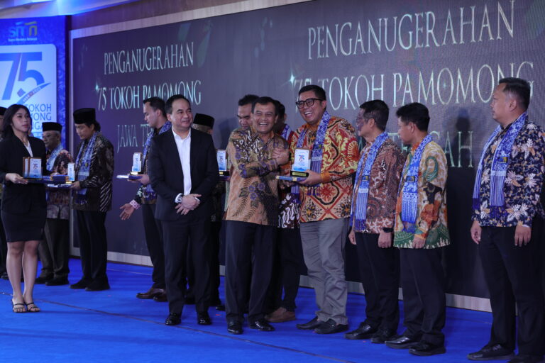 Tiga Anggota DPRD Terima Anugerah “Tokoh Pamomong”