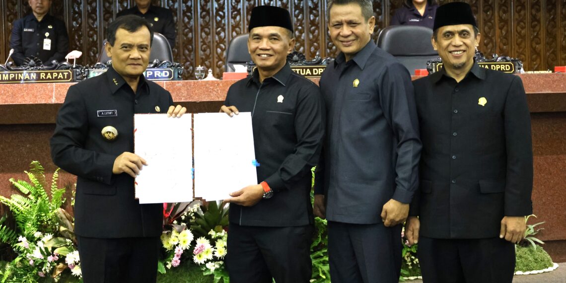 RAPAT PARIPURNA: Penandatangan Nota Kesepakatan Perubahan KUA PPAS APBD 2025