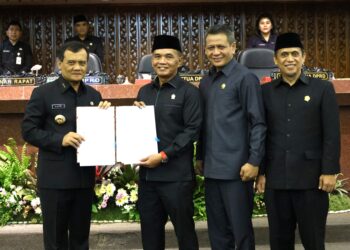 RAPAT PARIPURNA: Penandatangan Nota Kesepakatan Perubahan KUA PPAS APBD 2025