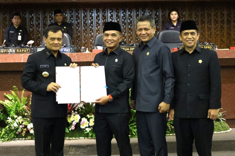 RAPAT PARIPURNA: Penandatangan Nota Kesepakatan Perubahan KUA PPAS APBD 2025