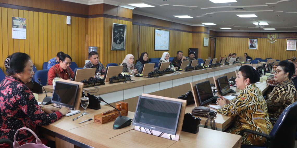 Keraton Solo Silaturahmi ke Gedung Berlian