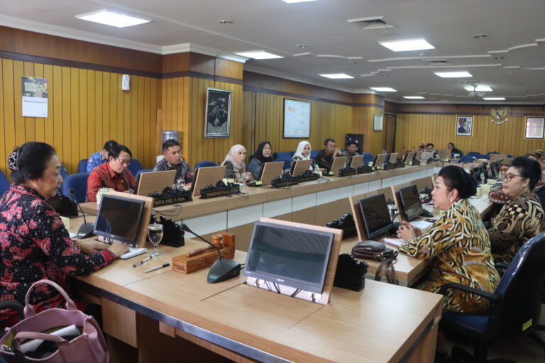 Keraton Solo Silaturahmi ke Gedung Berlian