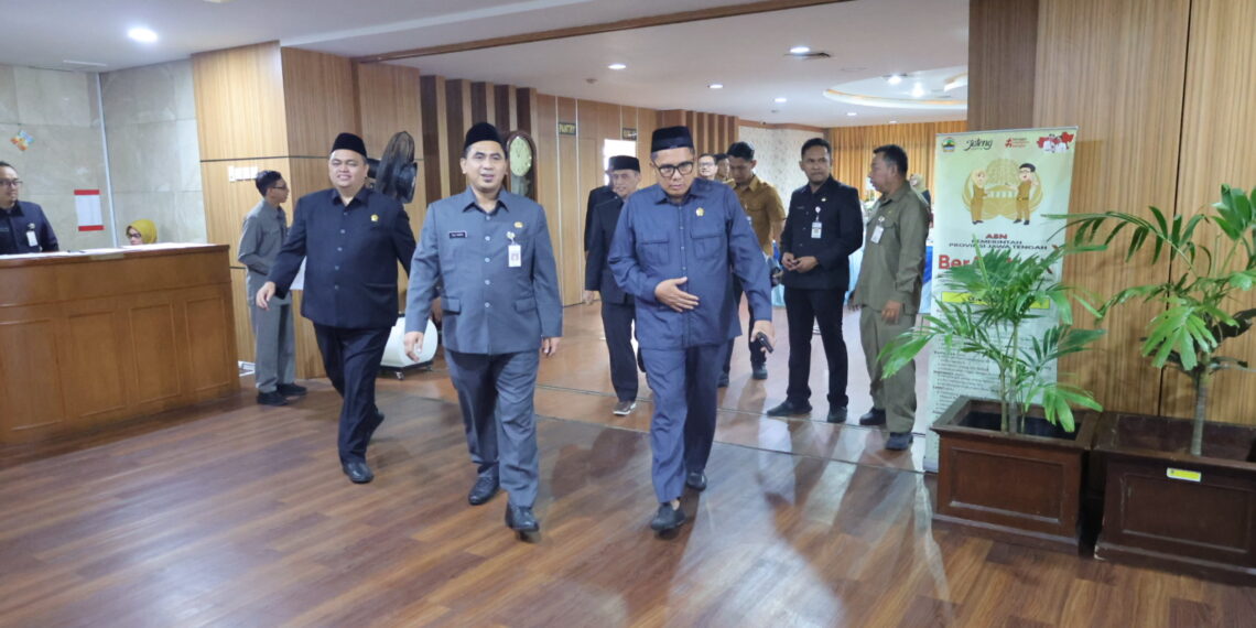 RAPAT PARIPURNA: Tanggapan Gubernur terhadap PU Fraksi atas Raperda Perubahan APBD 2025