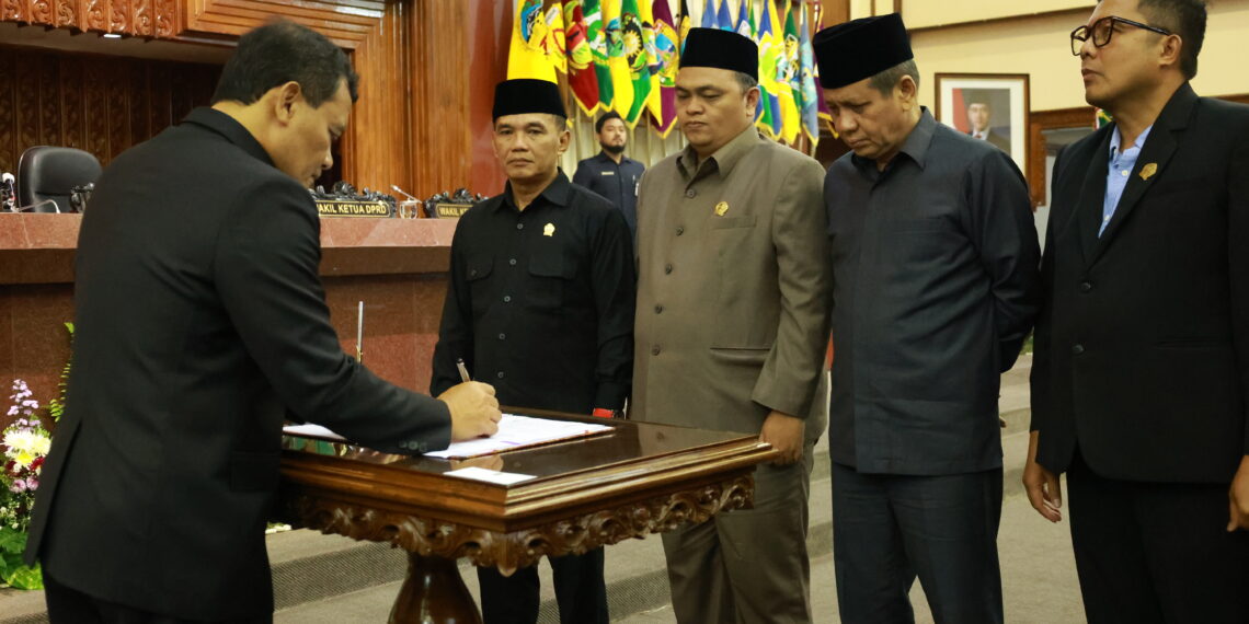 RAPAT PARIPURNA: Persetujuan Raperda Perubahan APBD 2025