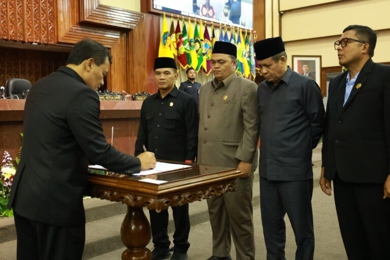 RAPAT PARIPURNA: Persetujuan Raperda Perubahan APBD 2025