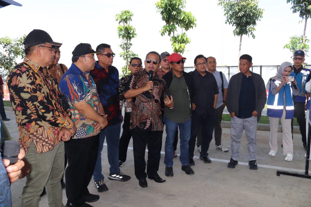SLEMAN – Komisi D DPRD Jateng memberikan perhatian serius akan keberlanjutan pembangunan tol Solo-Yogyakarta. Pada Jumat (19/9/2025), dewan berkesempatan meninjau langsung lokasi tol terutama di exit tol daerah Purwomartani, Sleman. Kunjungan dipimpin oleh Wakil Ketua Komisi D Joko Purnomo, juga didampingi dari DPU Bina Marga Cipta Karya Jateng.